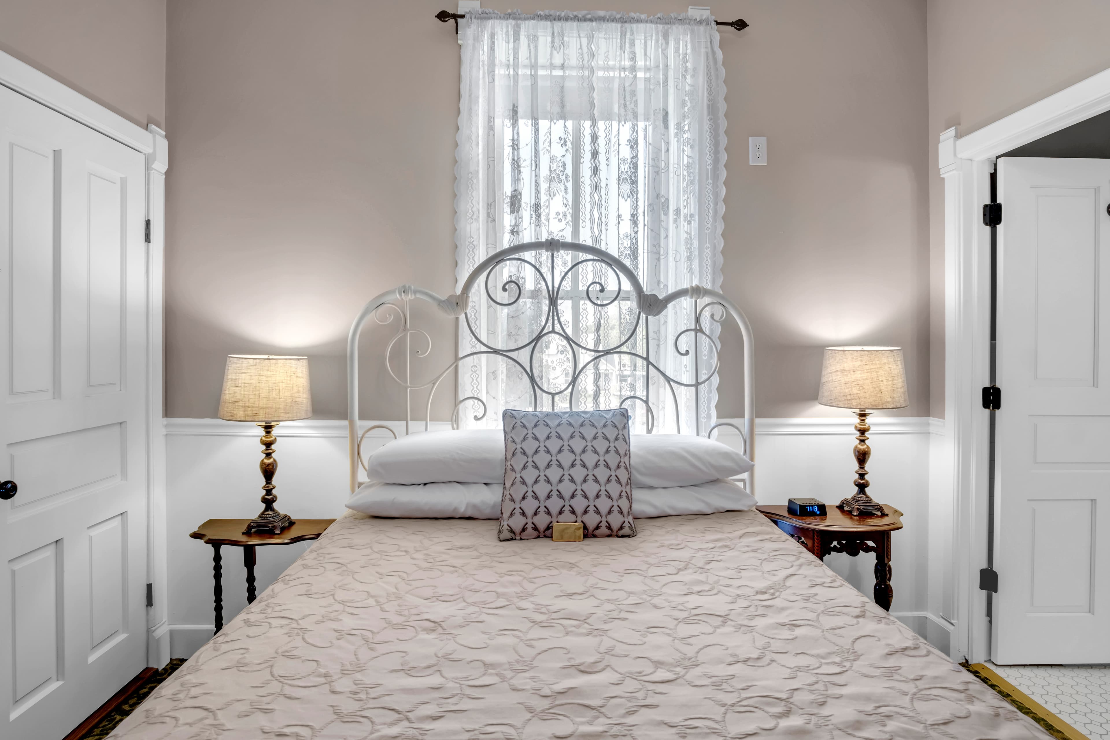 Home on the Range Suite 201 queen bed