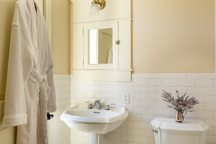 Harvey House Suite 202 bathroom