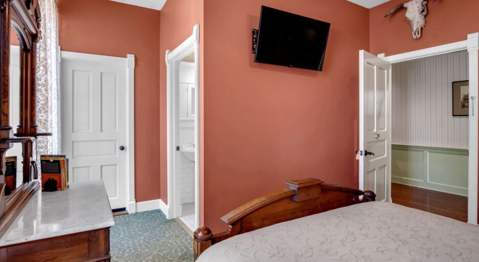 Suite 203 &#8211; The Santa Fe Suite, Historic Elgin Hotel