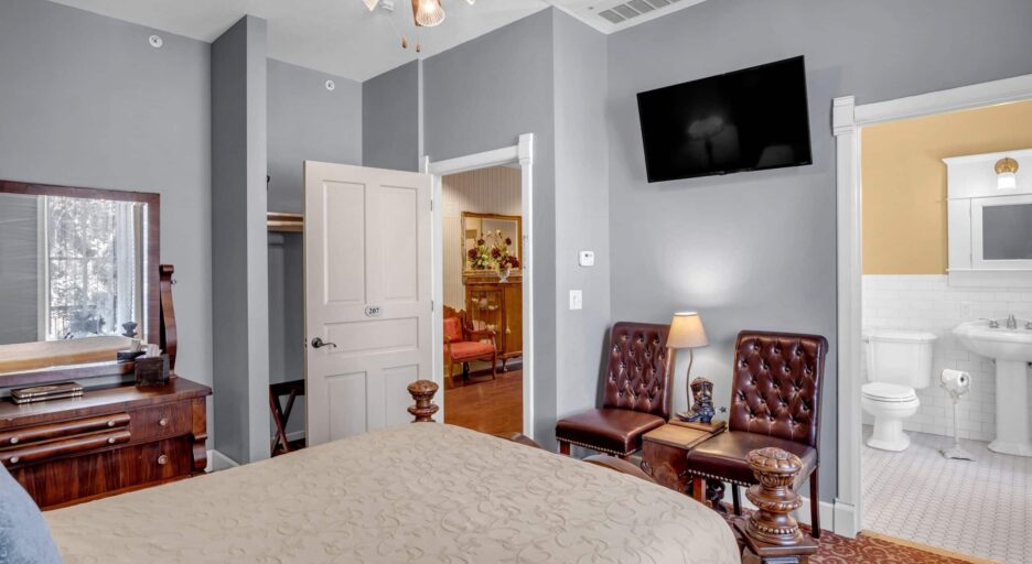 Suite 207 &#8211; The Wild West Suite, Historic Elgin Hotel